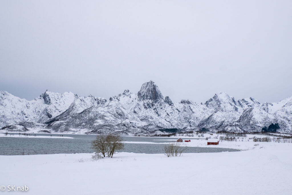 Verschneite Bergkette und Fjord auf den Vesterålen © Sabine Kiefer